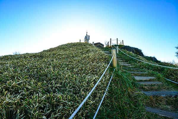 어승생악 정상. 비스듬히 데크가 깔렸고, 작고 아담한 정상석이 반긴다.