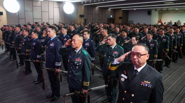 준장 진급자들이 지난 11월 19일 서울 용산구 국방컨벤션에서 열린 삼정검 수여식에서 거수 경례를 하고 있다. 사진 제공=국방일보
