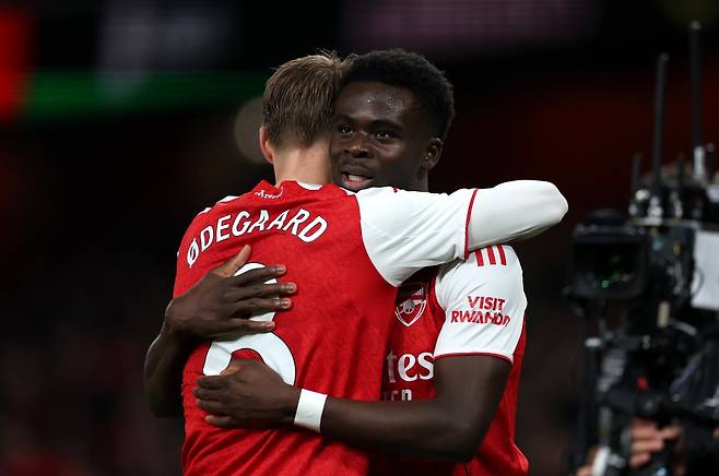 아스널 부카요 사카(오른쪽)와 마르틴 외데고르가 4일(한국시간) 브렌트포드와 홈경기서 포옹하고 있다. 사진출처|아스널 페이스북