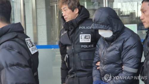 ◇환경미화원 상대 갑질 의혹을 받는 강원 양양군 소속 7급 운전직 공무원 A씨가 5일 춘천지법 속초지원에서 열린 구속 전 피의자 심문(영장실질심사)을 마치고 나오고 있다. 2025.12.5 사진=연합뉴스