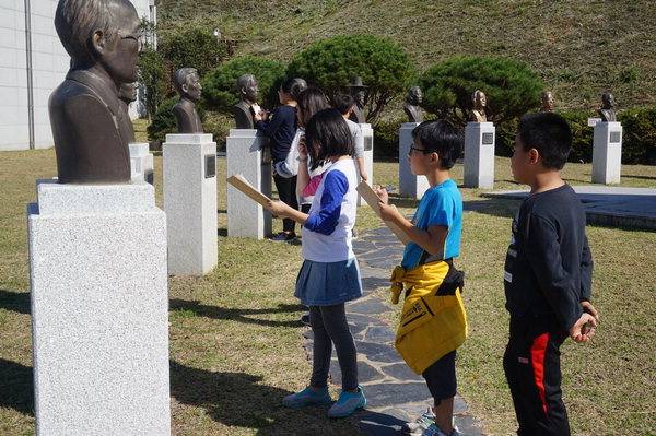 밀양시립박물관 앞마당에 조성된 밀양 출신 독립운동가들 흉상.