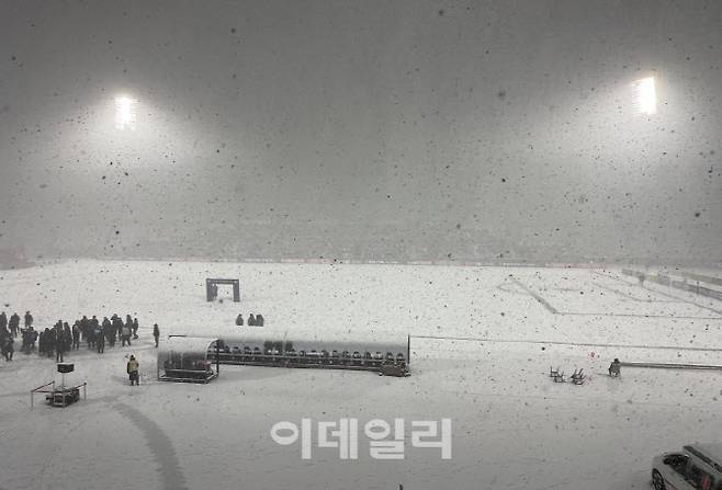 4일 열릴 예정이던 부천FC와 수원FC의 경기는 폭설로 하루 연기됐다.
