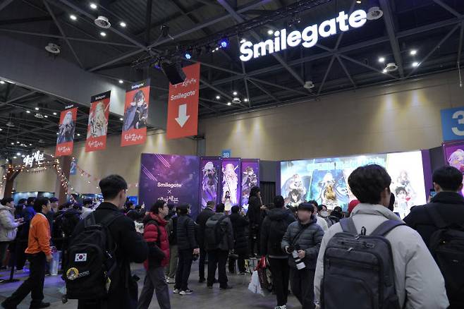 5일 일산 킨텍스에서 열린 애니 게임 전시회 ‘AGF 2025’에서 스마일게이트가 메인 스폰서로 참여한 가운데, 부스에 관람객이 붐비고 있다. (사진=스마일게이트)