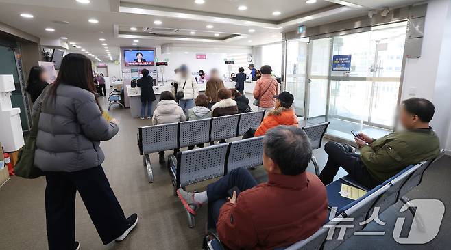 지난달 28일 경기 수원시 팔달구 인구보건복지협회 경기도지회 가족보건의원 찾은 환자들이 진료를 기다리고 있다. /뉴스1 ⓒ News1 김영운 기자