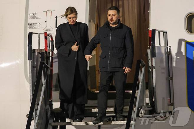 볼로디미르 젤렌스키 우크라이나 대통령(오른쪽)과 올레나 젤렌스카 여사가 지난 1일(현지시간) 아일랜드 더블린 북부의 더블린 공항에서 내리고 있다. ⓒ AFP=뉴스1