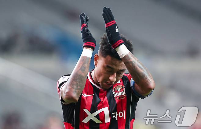 FC서울 제시 린가드가 4일 서울 마포구 서울월드컵경기장에서 열린 '2025-2026 아시아축구연맹(AFC) 챔피언스리그 엘리트(ACLE)' 리그 스테이지 4차전 FC서울과 청두 룽청의 경기에서 코너킥을 준비하며 관중석을 향해 박수를 치고 있다. 2025.11.4/뉴스1 ⓒ News1 김성진 기자