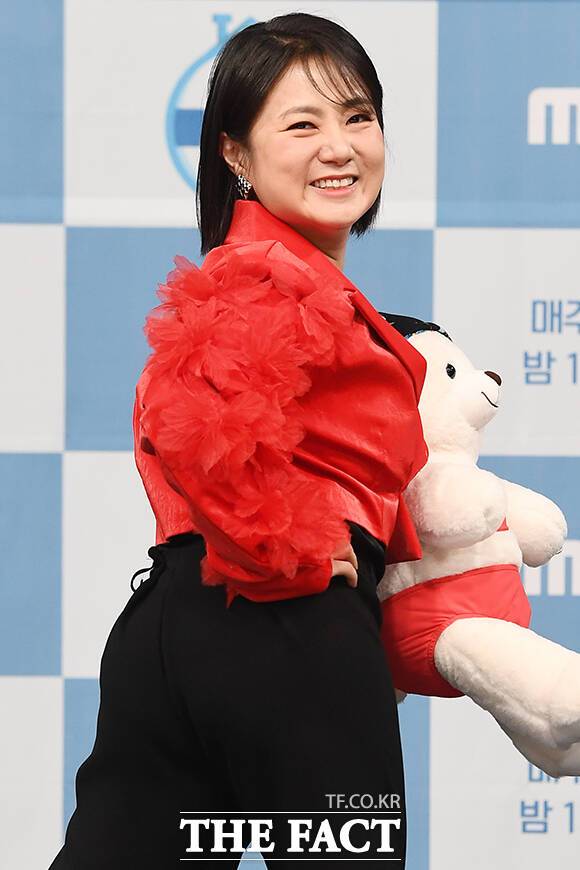 코미디언 박나래가 매니저 갑질 의혹에 관해 정확한 사실 관계를 파악 중이라면서도 매니저들이 퇴사 후에도 금전 요구를 했다며 이들에게 법적 조치를 취할 것이라고 밝혔다. /더팩트 DB