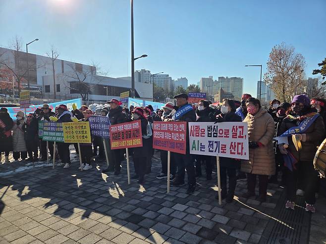 울주군 주민들이 5일 서울 용산구 전쟁기념관 앞에서 신규 원전 건설 촉구 집회를 열었다. /이영빈 기자