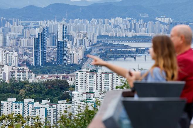 서울 아파트값이 4주 연속 상승폭을 키우며 비규제지역 중심으로 과열 현상이 뚜렷해지고 있는 12일 서울 남산에서 외국인 관광객들이 도심 전경을 감상하고 있다. /뉴스1