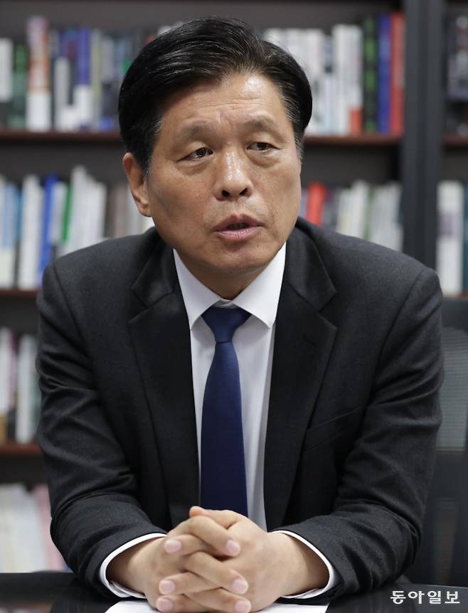 더불어민주당 조승래 지방선거기획단장이 지난달 30일 국회 의원회관에서 진행한 동아일보 인터뷰에서 “무능한 윤석열 지방정부를 심판하고 중앙정부의 대전환이 지역으로 확산돼야 한다”고 말했다.
박형기 기자 oneshot@donga.com