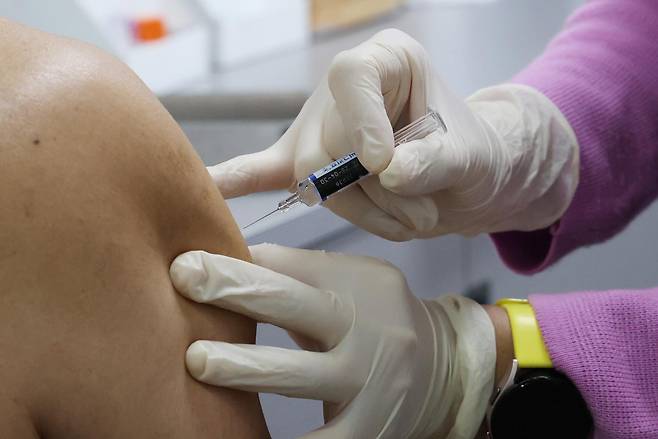 경기 수원시 팔달구 인구보건복지협회 경기도지회 가족보건의원 찾은 환자들이 독감 예방접종을 하고 있다. 2025.11.28/뉴스1