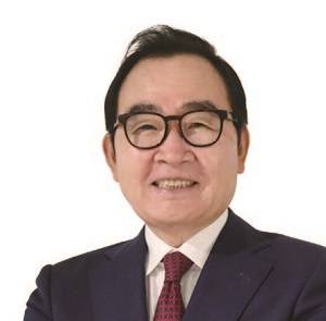 윤은기 - 한국협업발전포럼 회장, 현 멘토지도자협의회 회장, 현 AI미래융합지도사전 중앙공무원교육원 원장, 전 서울과학종합대학원 총장