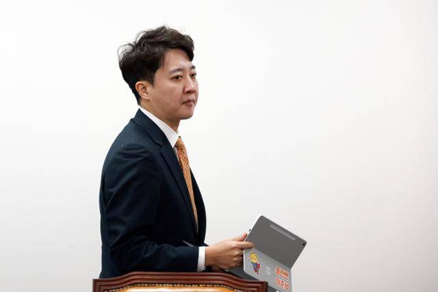 이준석 개혁신당 대표가 1일 서울 여의도 국회에서 열린 최고위원회의에 참석하고 있다. 뉴시스