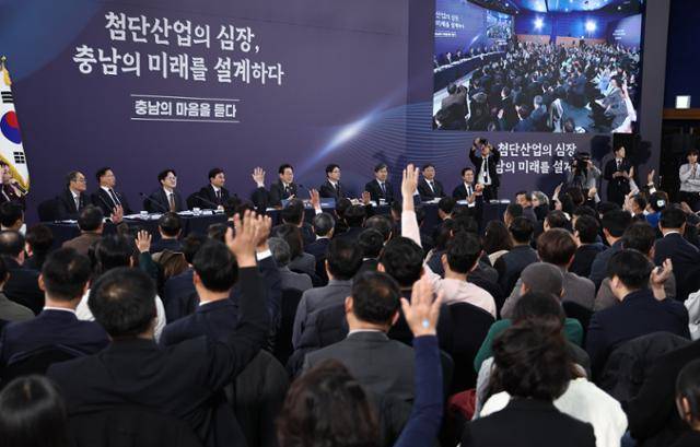 이재명 대통령이 5일 충남 천안시 한국기술교육대학교에서 열린 '충남의 마음을 듣다' 타운홀미팅에서 충남·대전 통합 관련 참석자들의 의견을 거수로 확인하고 있다. 천안=뉴시스