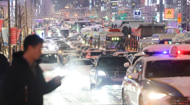 ▲ 서울·인천·경기·강원 등 4개 시도에 대설특보가 발효된 4일 서울 마포구 홍대 인근에서 퇴근길 차량들이 눈길에 큰 정체를 빚고 있다. 2025.12.4 연합뉴스