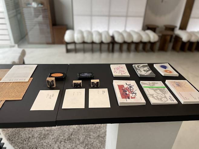 ‘적층(積層): 그날의 말꽃(Layers: The Blossoms of That Day’s Words)’ 전시장에 놓인 광복 80주년 기념 한지 시집 3종. 전시는 서울 북촌 한지가헌에서 오는 16일까지. 한국공예·디자인문화진흥원 제공