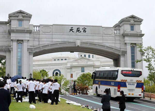 이재명 대통령이 지난 2일 정치 개입 종교재단의 해산 가능성 검토를 지시하면서 정교분리를 둘러싼 논쟁이 재점화하고 있다. 사진은 지난 7월 김건희 특검팀이 경기도 가평 통일교 본부를 압수수색하는 모습. 뉴시스