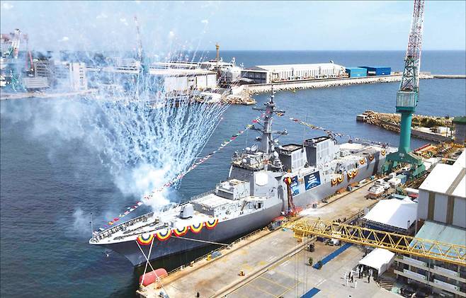 한국 조선업은 빠른 납기(좌뇌), 창발력 있는 설계(우뇌)로 특수선 시장서 강점을 발휘한다. 사진은 HD현대중공업 조선소에서 이지스구축함 ‘다산정약용함’을 진수하는 모습. (연합뉴스)