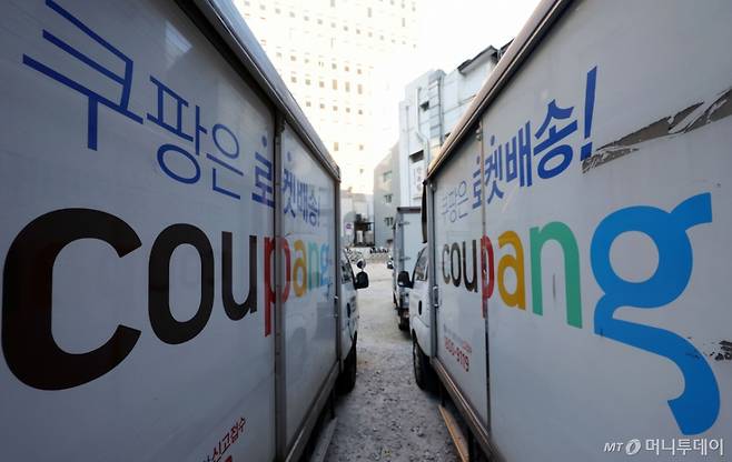 쿠팡 대규모 개인정보 유출 사태로 논란이 이어지는 4일 서울 시내 한 차고지에 쿠팡 배송 차량이 주차돼 있다. /사진=뉴시스