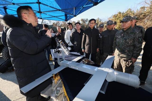강관범(맨 오른쪽) 육군교육사령관이 지난 4일 경기 양평군 일대 훈련장에서 열린 공격드론 활용 첨단 기술과제 전투실험에서 참가업체 관계자로부터 설명을 듣고 있다. 국방일보 제공