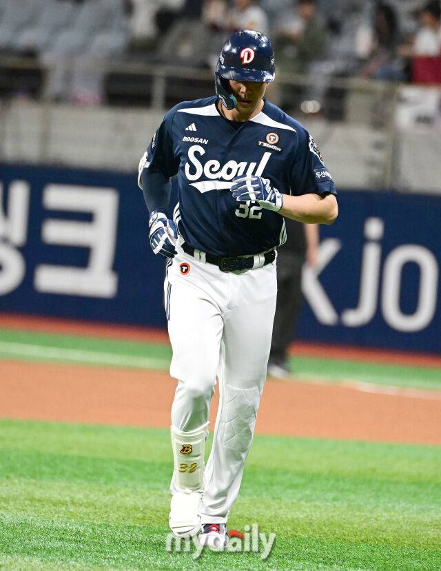 2025년 4월 22일 오후 서울 고척스카이돔에 진행된 '2025 신한 SOL뱅크 KBO 리그' 두산 베어스와 키움 히어로즈의 경기. 두산 김재환이 5회초 1사 후 중견수 플라이 아웃을 당한 뒤 고개를 더그아웃으로 들어가고 있다./마이데일리