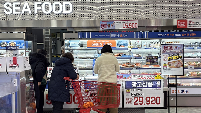 지난 4일 서울 중구 롯데마트 제타플렉스 서울역점 수산 코너에 진열된 대방어회를 소비자들이 살펴보고 있다. 박연수 기자