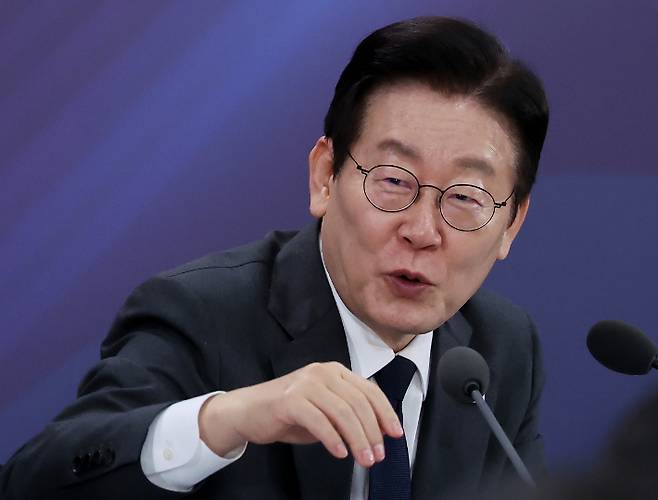 이재명 대통령이 5일 충남 천안시 한국기술교육대학교에서 열린 '충남의 마음을 듣다' 타운홀미팅에서 지역 발전 관련 토론을 주재하고 있다. 연합뉴스