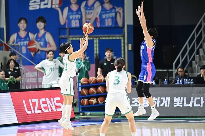 부천 하나은행 이이지마 사키가 24일 용인실내체육관에서 열린 2025~26 여자프로농구 정규시즌 용인 삼성생명과의 원정경기에서 슛하고 있다. WKBL 제공