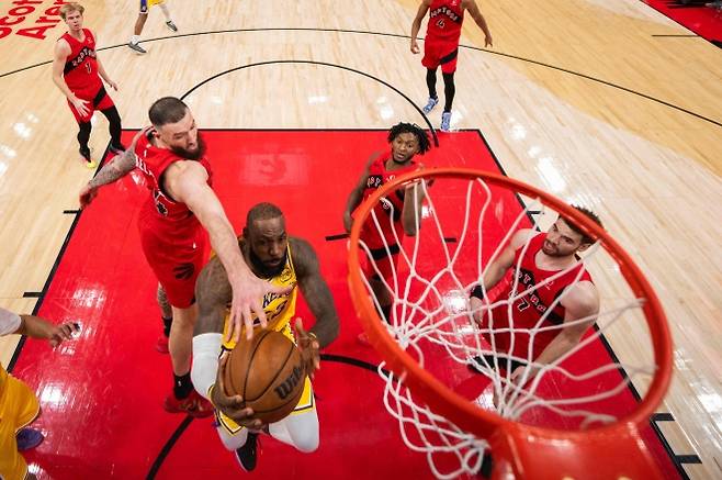 르브론 제임스(로스앤젤레스 레이커스)가 5일(한국시간) 캐나다 토론토의 스코샤뱅크 아레나에서 열린 2025~26 미국프로농구(NBA) 정규시즌 토론토 랩터스와의 원정 경기에서 산드로 마뮤켈라시빌리에게 막히고 있다. AFP 연합뉴스