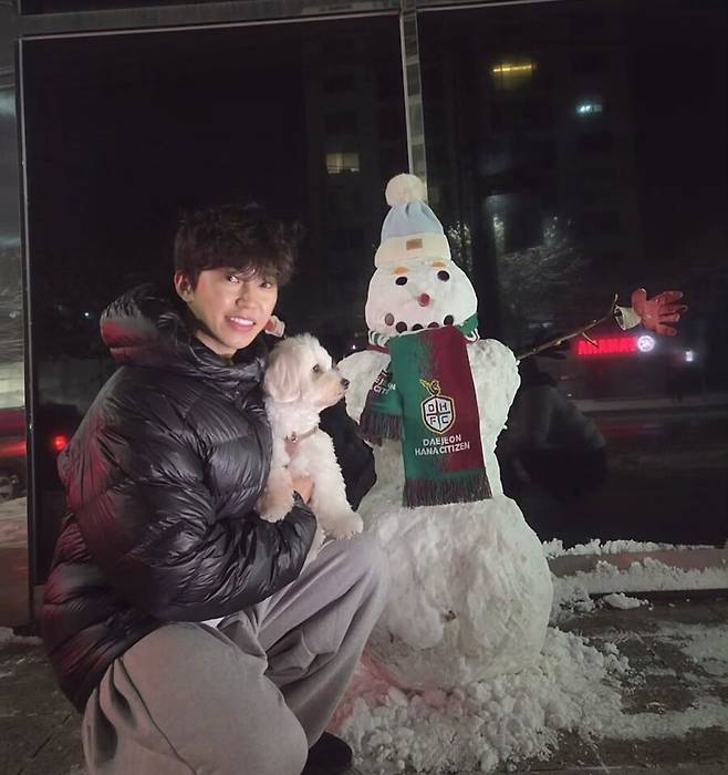 ▲ 임영웅의 제설 작업 선행과 더불어 대전 머플러를 착용한 모습은 K리그와 축구 문화 자체에 애정을 쏟고 있음을 보여주는 상징적인 장면이다. 임영웅이 불러일으킨 선한 영향력과 대전하나시티즌 구단이 함께 일궈낸 성공적인 마케팅 사례로 꼽힌다. ⓒ 임영웅 SNS