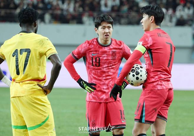 축구 국가대표 A매치 친선경기 대한민국과 가나의 경기가 11월 18일 서울월드컵경기장애서 열렸다. 한국 손훙민이 이강인과 프리킥 상의를 하고 있다. /사진=김진경 대기자