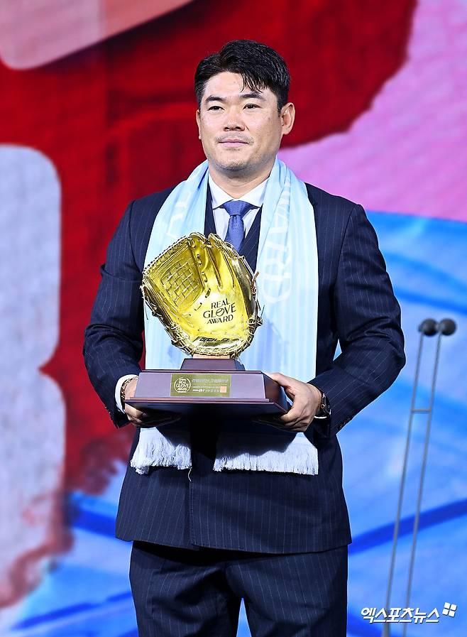 1일 오전 서울 광진구 그랜드 워커힐 서울에서 열린 '2025 컴투스프로야구 리얼글러브 어워드', SSG 노경은이 구원투수상을 수상하고 있다. 엑스포츠뉴스 DB