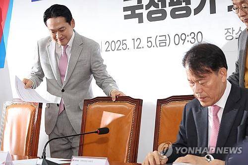 장동혁 대표와 윤한홍 의원 (서울=연합뉴스) 김주성 기자 = 원조 친윤(친윤석열)으로 불렸던 국민의힘 3선 중진인 윤한홍 의원이 5일 서울 여의도 국회에서 열린 '혼용무도(昏庸無道) 이재명 정권 6개월 국정평가 회의'에서 굳은 표정으로 앉아 있다. 이날 윤 의원은 "윤석열 전 대통령과의 인연, 골수 지지층의 손가락질을 다 벗어던지고 계엄의 굴레를 벗어나자"고 말했다. 또 "우리 당 지지율은 과락 수준에서 변동이 없다. 왜 그렇겠느냐"며 "똥 묻은 개가 겨 묻은 개 비판하는 꼴이니 우리가 아무리 이재명 정부를 비판해도 국민 마음에 다가가지 못한다. 백약이 무효"라고 지적했다. 2025.12.5 utzza@yna.co.kr