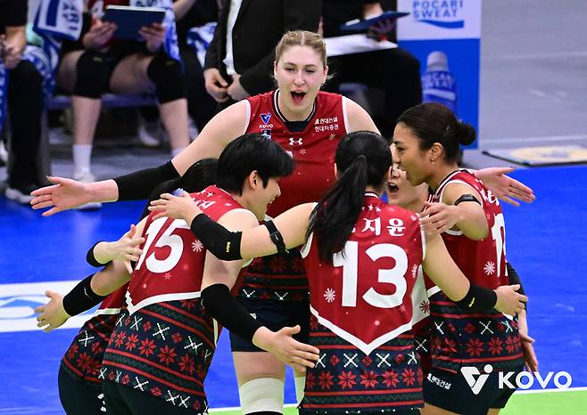 기뻐하는 현대건설 선수들. 제공 | 한국배구연맹