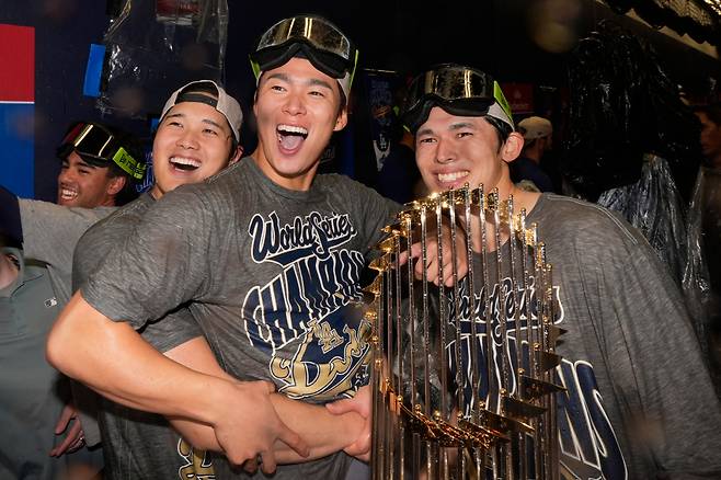 Los Angeles Dodgers pitcher Shohei Ohtani, pitcher Yoshinobu Yamamoto and pitcher Roki Sasaki celebrate after their win against the Toronto Blue Jays in Game 7 of baseball's World Series, Sunday, Nov. 2, 2025, in Toronto. (AP Photo/Brynn Anderson)
<저작권자(c) 연합뉴스, 무단 전재-재배포, AI 학습 및 활용 금지>
