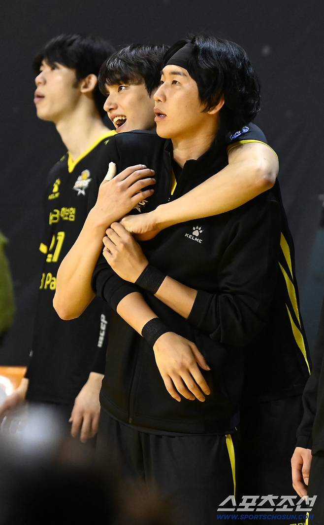 30일 의정부 경민대체육관에서 열린 V리그 남자부 KB손해보험과 OK저축은행의 경기, KB손해보험 임성진과 이현승이 웜업존에서 경기를 지켜보고 있다. 의정부=허상욱 기자wook@sportschosun.com/2025.10.30/