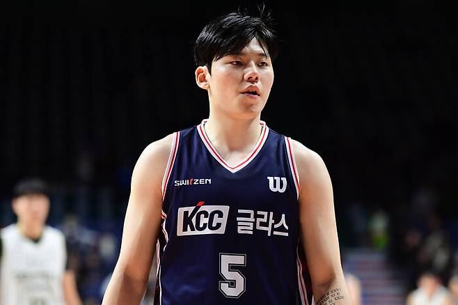 6일 경기서 공수에서 활약한 케이씨씨 김동현. 한국농구연맹 제공