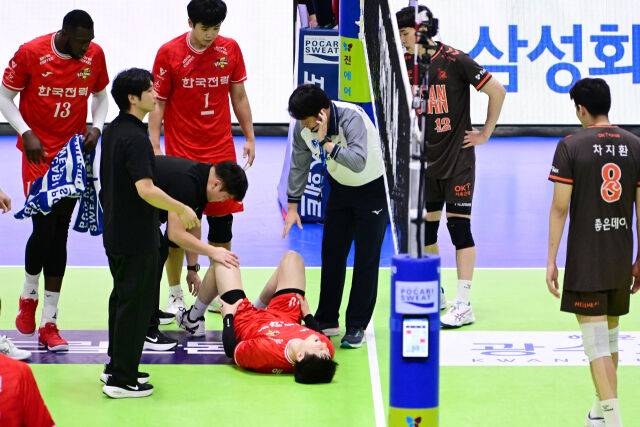 부상으로 쓰러진 한국전력 에데를 안타깝게 발라보는 양팀 선수들 / 한국배구연맹(KOVO)