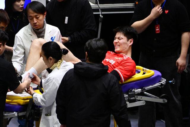 왼쪽 발목 통증을 호소하는 한국전력 에디 / 한국배구연맹(KOVO)