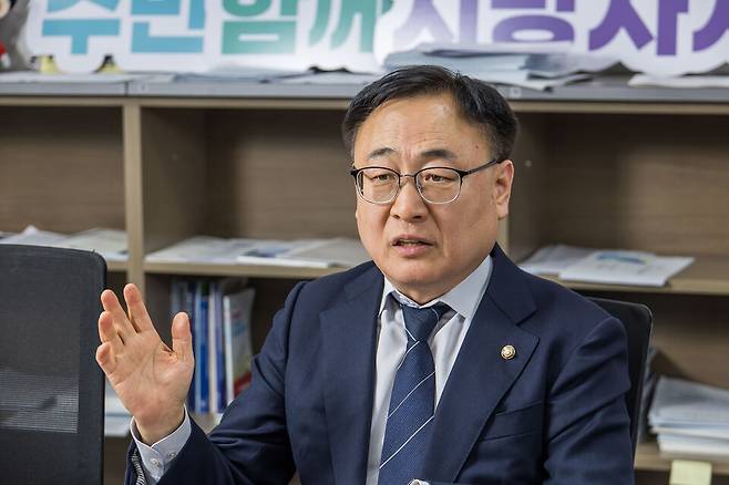 2일 오후 서울 영등포구 국회의사당 국회의원회관에서 이광희 더불어민주당 의원이 시사저널과 인터뷰를 하고 있다.ⓒ시사저널 최준필