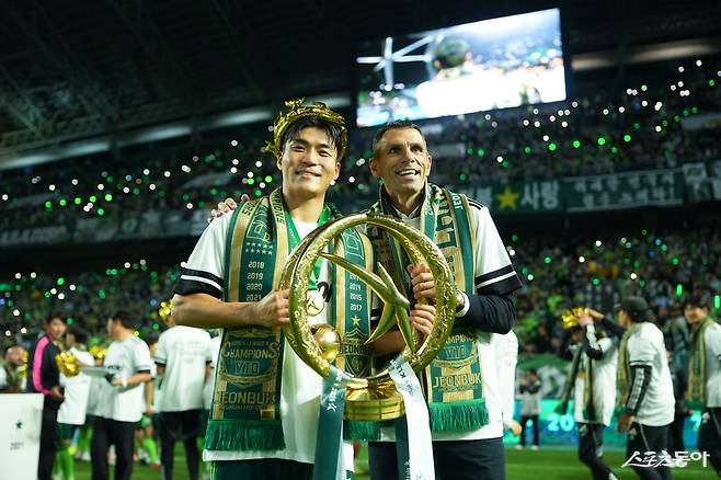 전북의 거스 포옛 감독(오른쪽)과 주장 박진섭이 지난달 전주성에서 진행된 K리그1 트로피 세리머니 도중 포즈를 취하고 있다. 사진제공|전북 현대