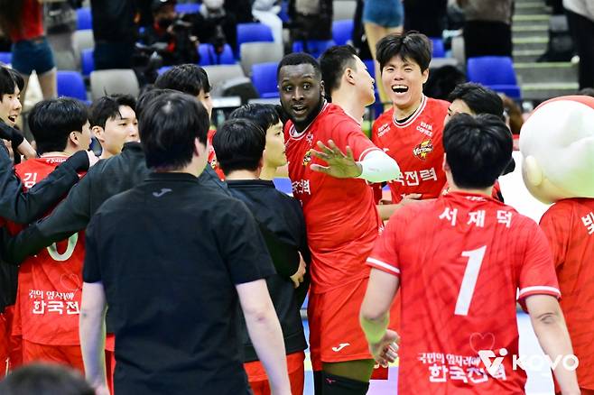 5일 OK저축은행전 승리가 확정된 뒤 기뻐하고 있는 한국전력 선수들. /사진=한국배구연맹 제공