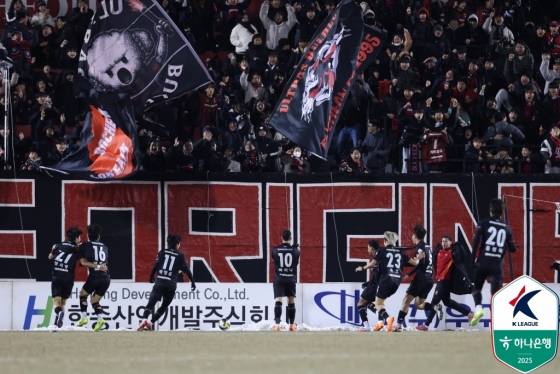 바사니(가운데)와 부천FC 선수들이 팬들에게 다가가 골 세리머니를 하고 있다. /사진=한국프로축구연맹 제공