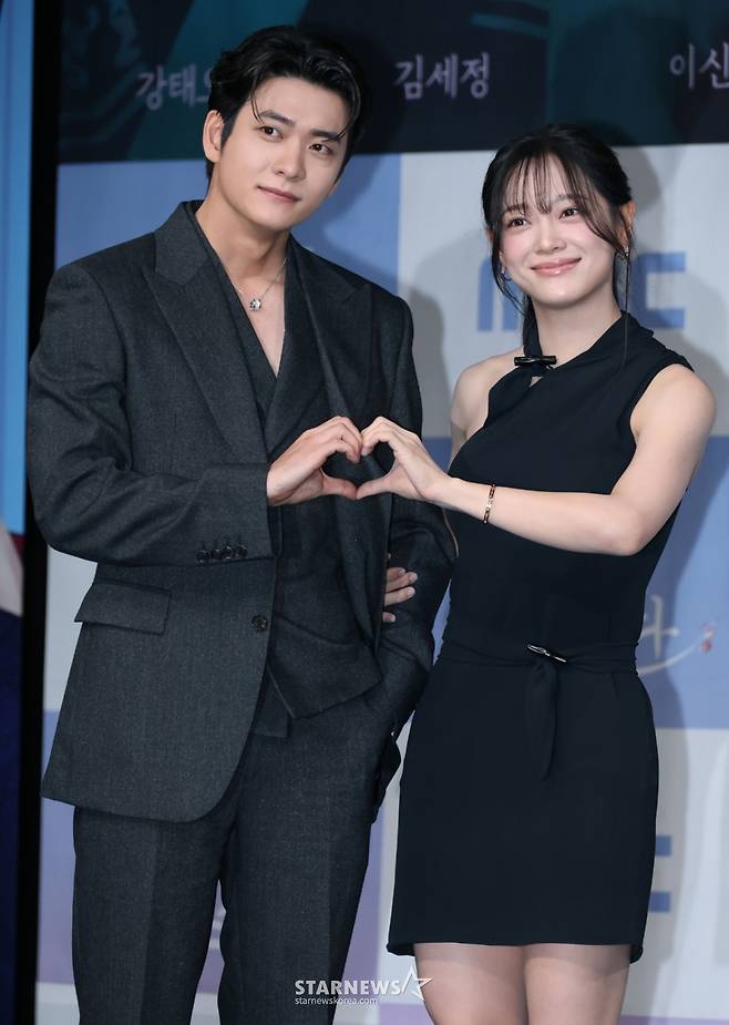 배우 강태오, 김세정이 30일 오전 서울 마포구 상암동 MBC 사옥에서 진행된 금토드라마 '이강에는 달이 흐른다' 제작발표회에 참석해 포즈를 취하고 있다. 웃음을 잃은 세자와 기억을 잃은 부보상의 영혼 체인지 역지사지(易地四肢) 로맨스 판타지 사극 '이강에는 달이 흐른다'는 11월 7일 첫 방송된다. /2025.10.30 /사진=이동훈 photoguy@