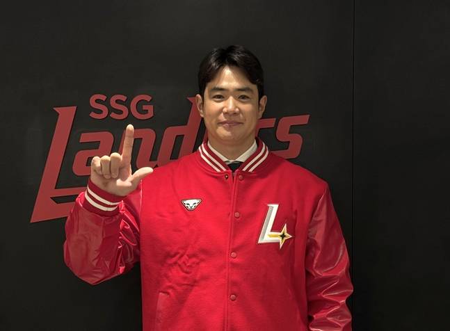 5일 SSG와 계약을 체결한 김재환. /사진=SSG 랜더스