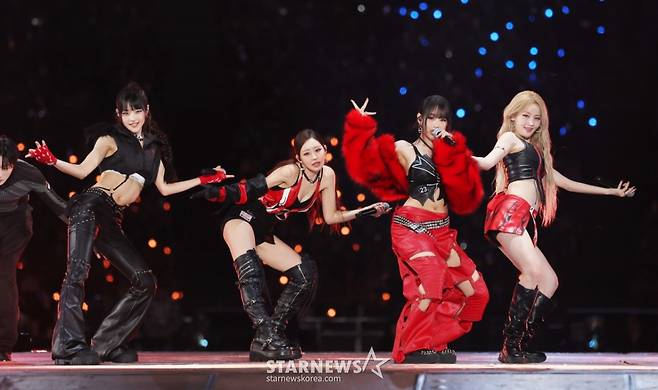 그룹 키스 오브 라이프가 6일 대만 가오슝 내셔널 스타디움에서 진행된 스타뉴스 주최 '10주년 아시아 아티스트 어워즈 2025(10th Anniversary Asia Artist Awards 2025, '10주년 AAA 2025')에서 멋진 무대를 선보이고 있다. 12월 6일~7일 양일에 걸쳐 가오슝 내셔널 스타디움에서 펼쳐지는 '10주년 아시아 아티스트 어워즈 2025(10th Anniversary Asia Artist Awards 2025, '10주년 AAA 2025')'와 페스타 'ACON 2025'는 MTN(머니투데이방송)과 위버스(Weverse)를 통해 각각 TV와 온라인 스트리밍으로 생중계 된다. /2025.12.06 /사진=김휘선 hwijpg@