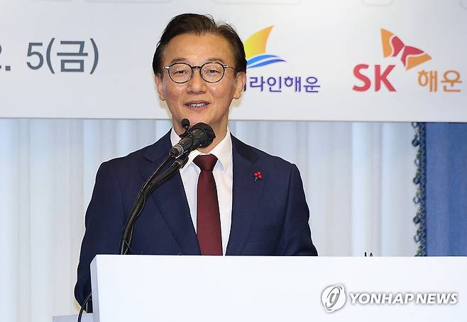 발언하는 전재수 해수부 장관 (부산=연합뉴스 자료사진) 박성제 기자 = 5일 SK해운과 에이치라인해운 본사의 부산 이전 발표회가 열린 부산 중구 코모도호텔에서 전재수 해양수산부 장관이 발언하고 있다. 해양산업 집적에 따른 시너지를 기대해 부산 이전을 결정한 두 선사는 이달 중 주주총회를 통해 정관 변경을 마친 뒤, 내년 1월 본사 이전 등기를 완료할 계획이다. 2025.12.5 psj19@yna.co.kr