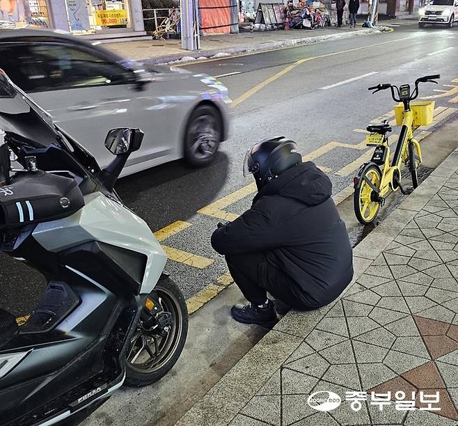 지난 6일 오후 한 하남시 신장동에서 한 배달 라이더가 쉴 곳을 찾지 못해 인도 연석에 앉아 있다. 한바오로기자