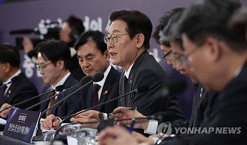 이재명 대통령이 5일 충남 천안시 한국기술교육대학교에서 열린 '충남의 마음을 듣다' 타운홀미팅 간담회에서 발언하고 있다.