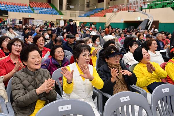 지난달 26일 열린 '2025년 경로당 활성화 사업 성과보고회'에서 참가자들이 축하공연을 보고 있다. / 진주시